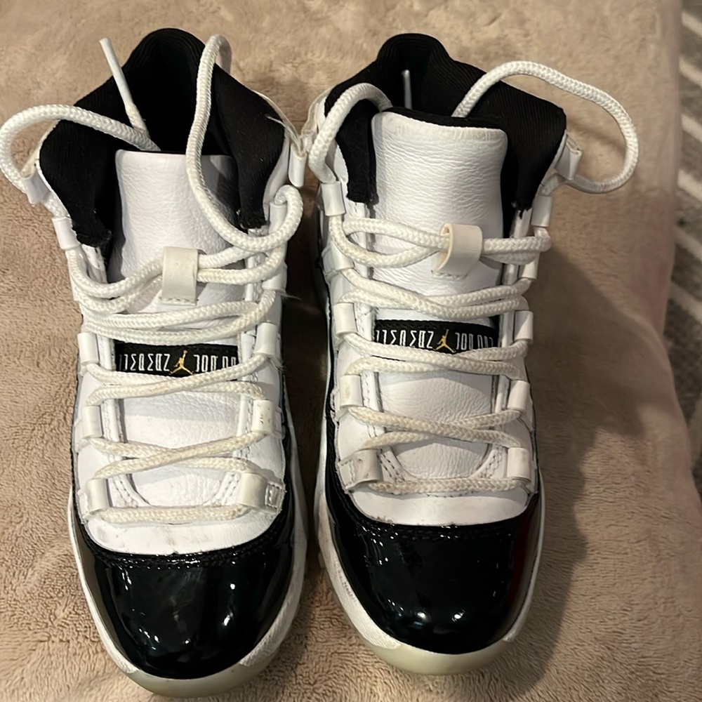 BOYS WHITE NIKE JORDAN RETRO 11
HIGH TOPS
good used condition.